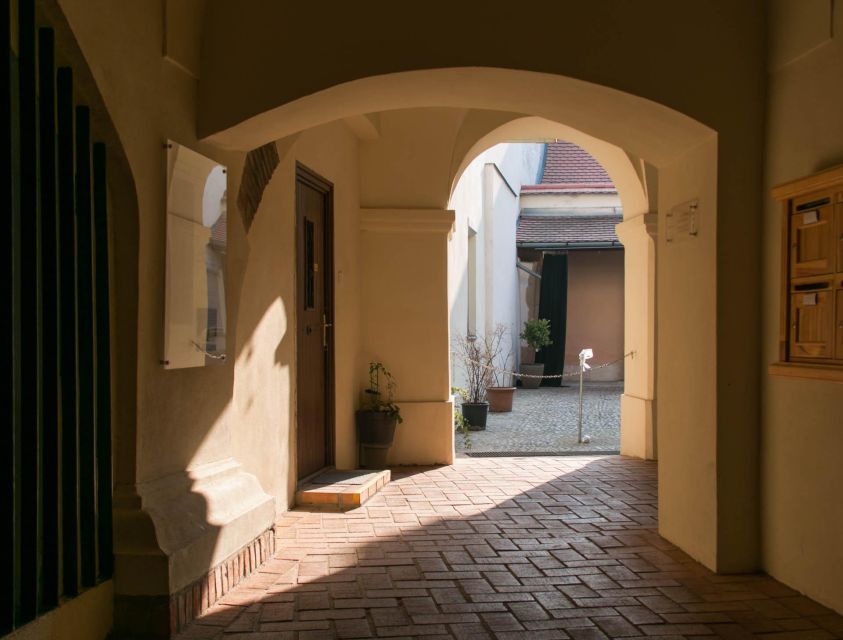 2 Hours Buda Castle Walking Tour - Walk with a Historian - Buda Castle Synagogue-Museum: a small stop with big historical links