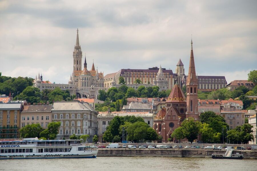 6 hour Budapest walking tour - Market Hall, Great Synagogue, and the Soviet Army Memorial: where Budapest’s layers show