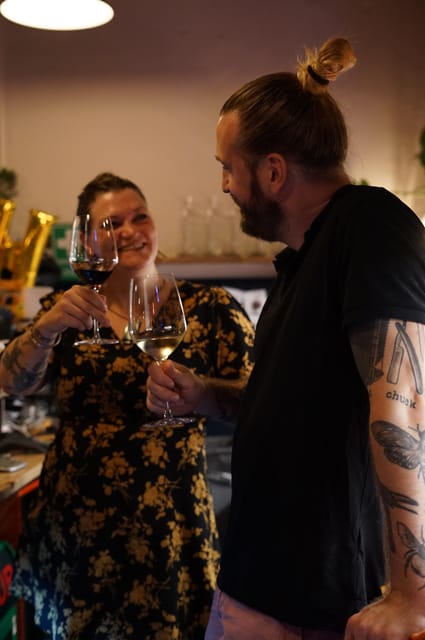 8-Tier Hungarian Wine Tasting in a Cozy Downtown Wine Bar - The 2-hour plan: how the eight pours are paced