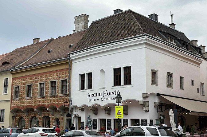 Buda Castle Tour: History and Architecture - Úri Street and medieval gateways: noble life at street level