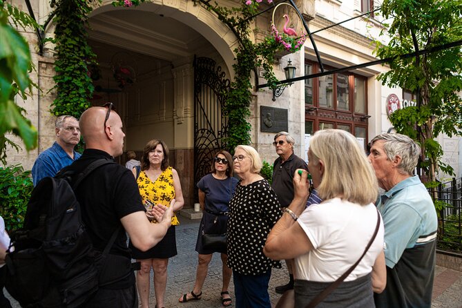 Buda Castle Walking Tour with Matthias church entry, Cake&Coffee - Guides make the difference: what to look for (and who delivers it)