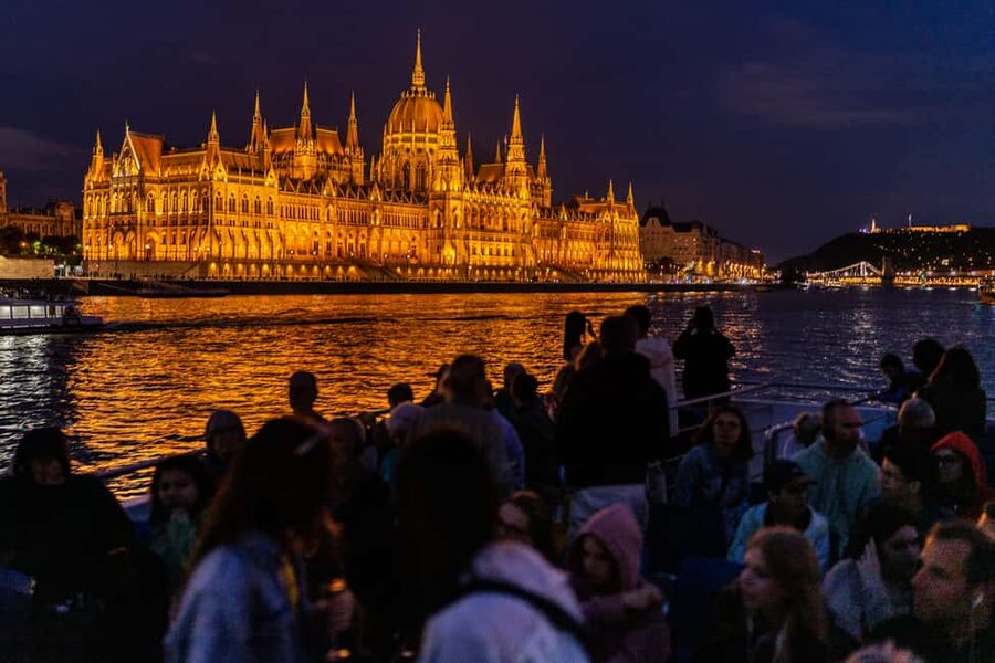 Budapest: 1-Hour Evening Sightseeing Cruise with Drink - Key Highlights Worth Your Time