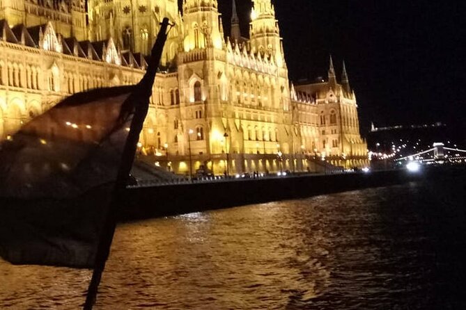 Budapest: 1-Hour Highlights Cruise with Welcome Drink - Welcome Drink, Wi‑Fi, and the Onboard Bar Reality