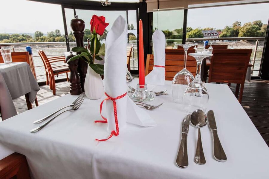 Budapest: 3-Course Dinner for 2 - stationary Boat Restaurant - The setting: roses, classic interior style, and Danube views