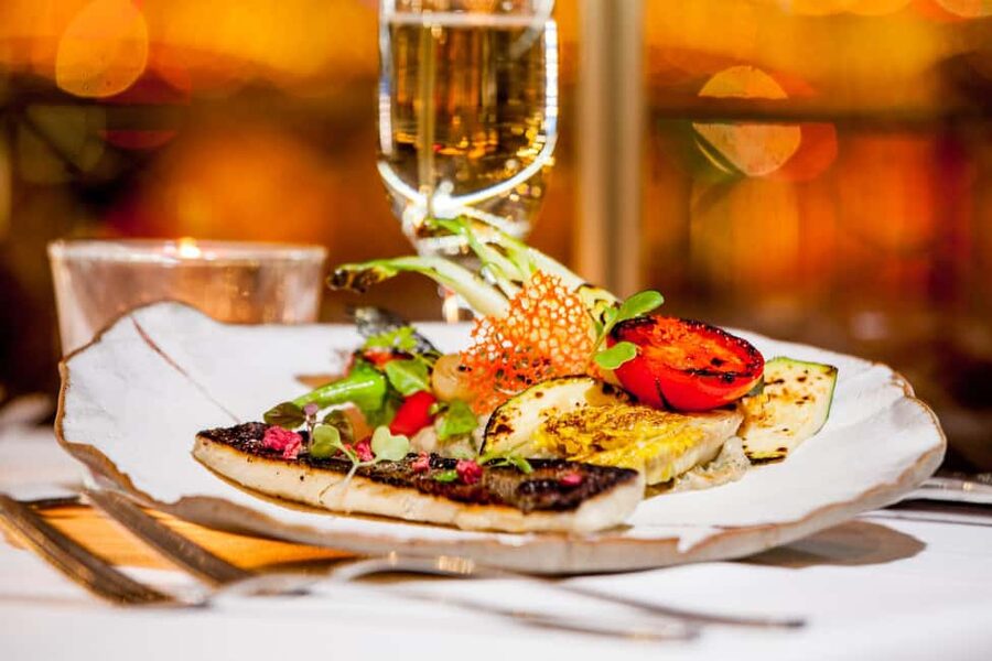 Budapest: 3-Course Dinner for 2 - stationary Boat Restaurant - The menu: South Slavic, Hungarian, Mediterranean—and not random