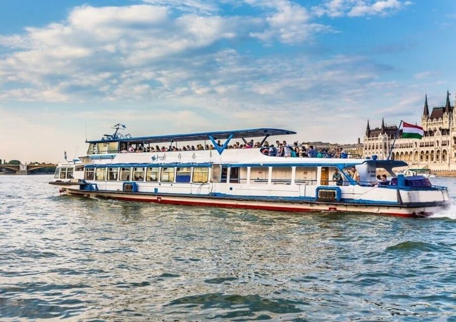 Budapest: 3-hour City Tour with Castle Walk + 1-hour Cruise - Gellért Hill Photo Stop: The Best Views Are Often a Quick Stop Away