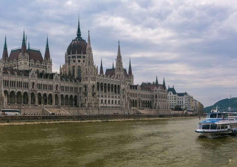 Budapest: 3-hour City Tour with Castle Walk + 1-hour Cruise - Timing Between Bus and Boat: How to Prevent a Tight Connection Day