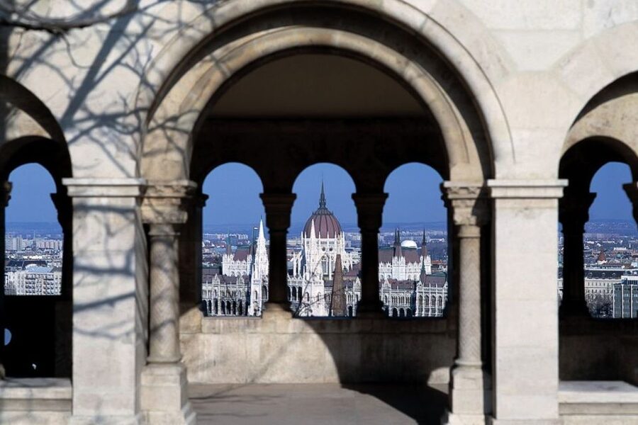 Budapest: 3-Hour Grand City Tour and Castle Walk - A Scenic View Break at Gellért Hill