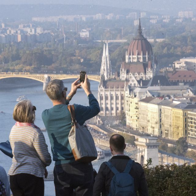 Budapest: 3-Hour Live Guided Sightseeing Tour - Key highlights you’ll feel right away