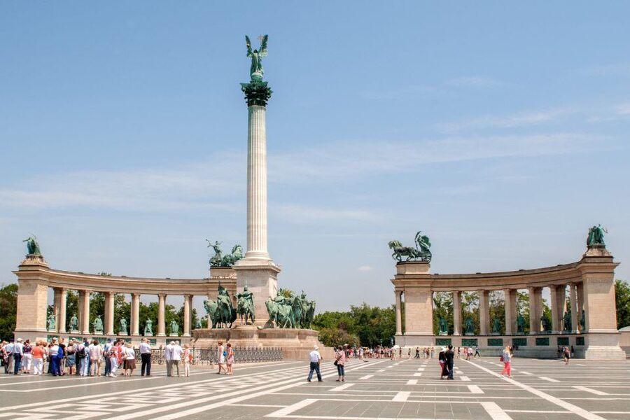 Budapest: 3-Hour Live Guided Sightseeing Tour - Central Market Hall and the synagogue area on the Pest side