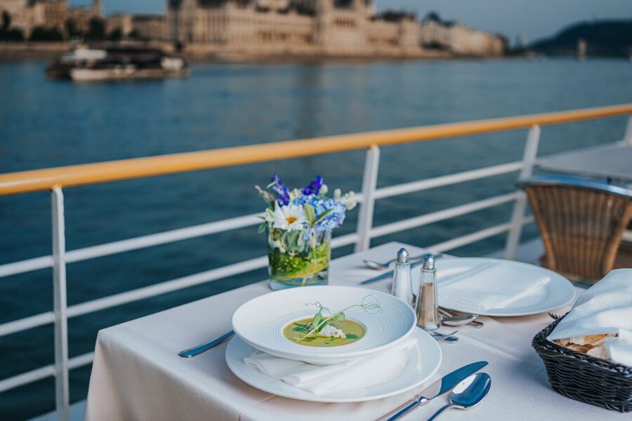 Budapest: 4-Course Dinner River Cruise with Live Folk Music - How the 4-course dinner works (and why it’s the right kind of value)