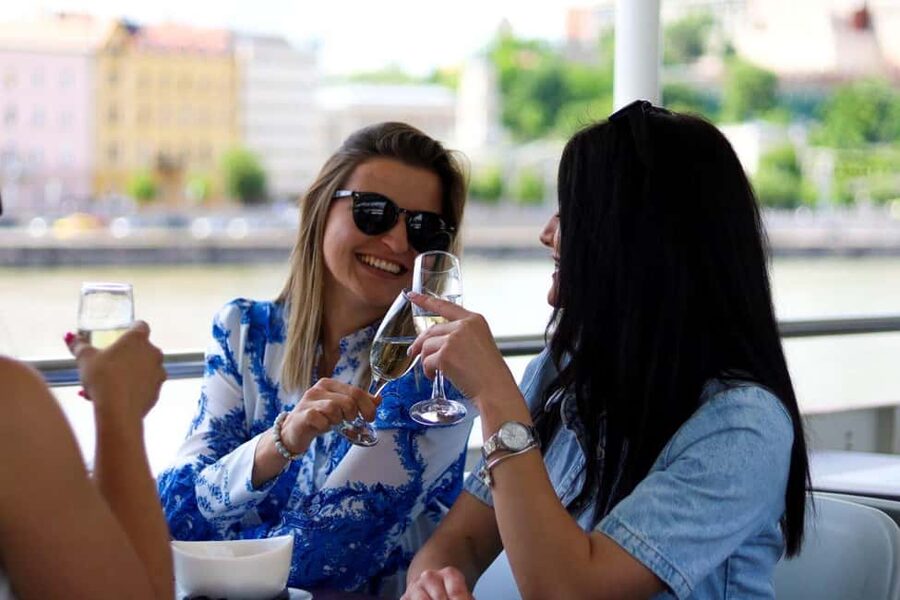Budapest: 60-Minute Panoramic Cruise with Drink included - Key Things I’d Prioritize