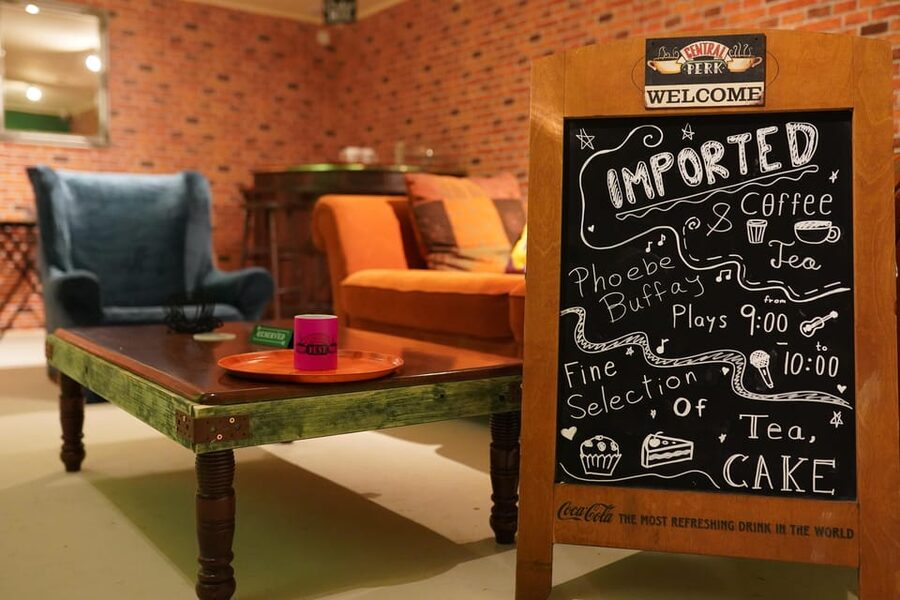 Budapest: 90s Sitcom Escape Room Adventure with Drinks - The 90-Minute Clock and the Hint System (So You Finish)