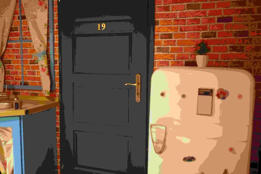 Budapest: 90s Sitcom Escape Room Adventure with Drinks - Who This Escape Room Suits Best (and Who Should Reconsider)
