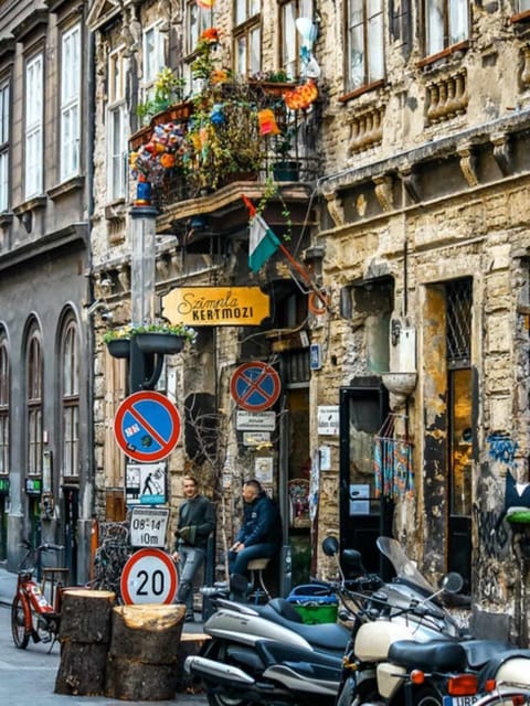 Budapest: Alternative Street Art & Jewish Tour - How the Guide Makes It Work: Stories, Pace, and Small-Group Feel
