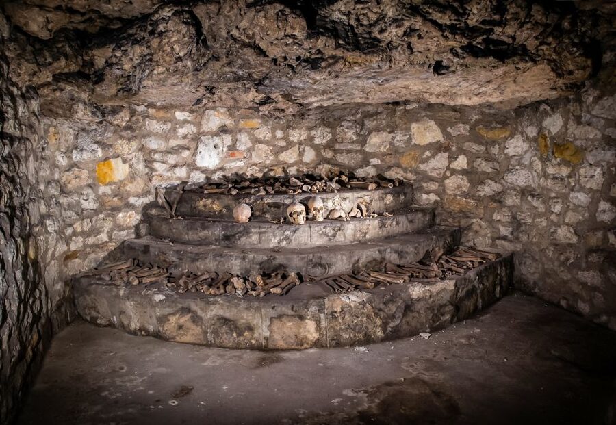 Budapest: Buda Castle Cave Tour - Finding Your Way: Trinity Square vs Dárda Street Meet-Ups