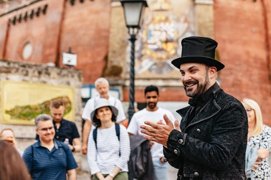 Budapest: Buda Castle District Vampires and Myths Night Tour - First Steps: Finding the Group at Kilometre Zero (and Timing Your Hill Walk)