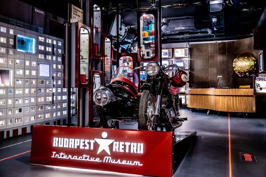 Budapest: Budapest Retro Interactive Museum Ticket - The Vintage TV News Studio and Its Original Cameras