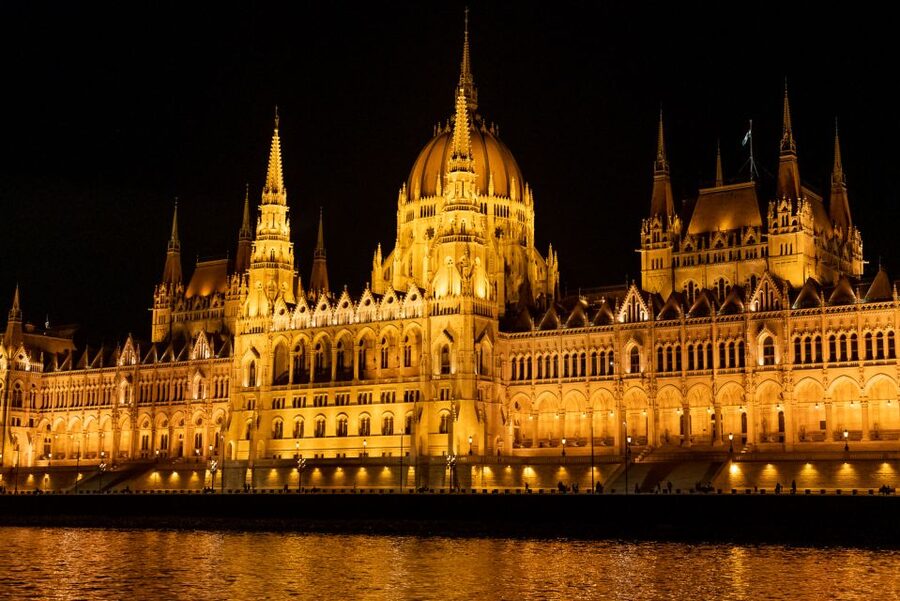 Budapest: Candlelit Dinner River Cruise with Live Music - Why This Candlelit Danube Dinner Cruise Works as a Budapest Night Plan