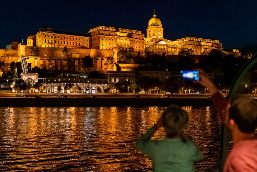 Budapest: Candlelit Dinner River Cruise with Live Music - Dinner Setup: Welcome Drinks, Retractable Windows, and Choosing Each Course