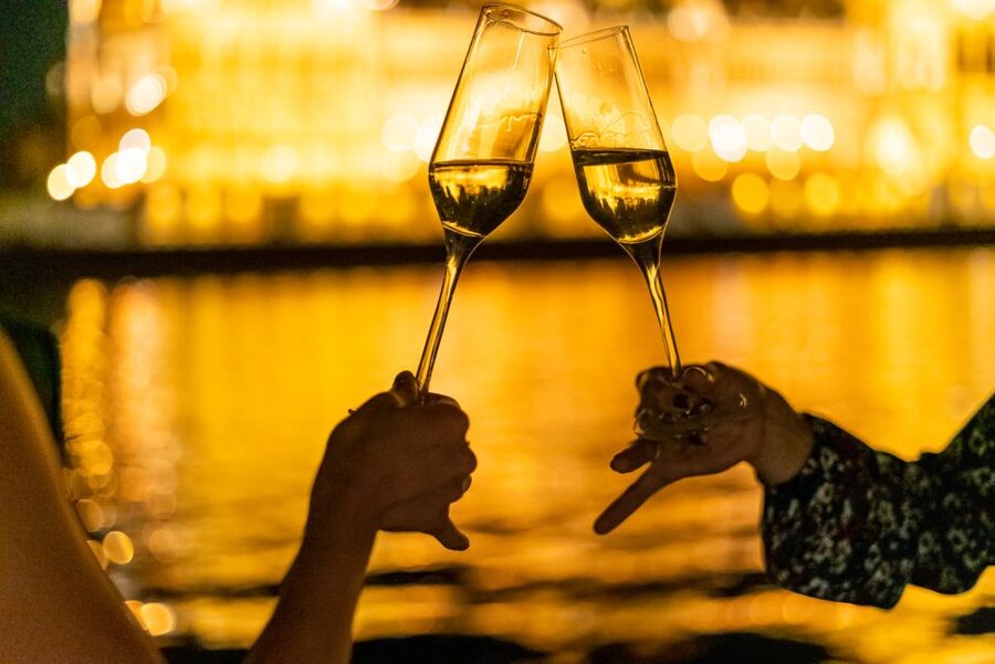 Budapest: Candlelit Dinner River Cruise with Live Music - Live Music on Board: What’s Actually Happening During Dinner