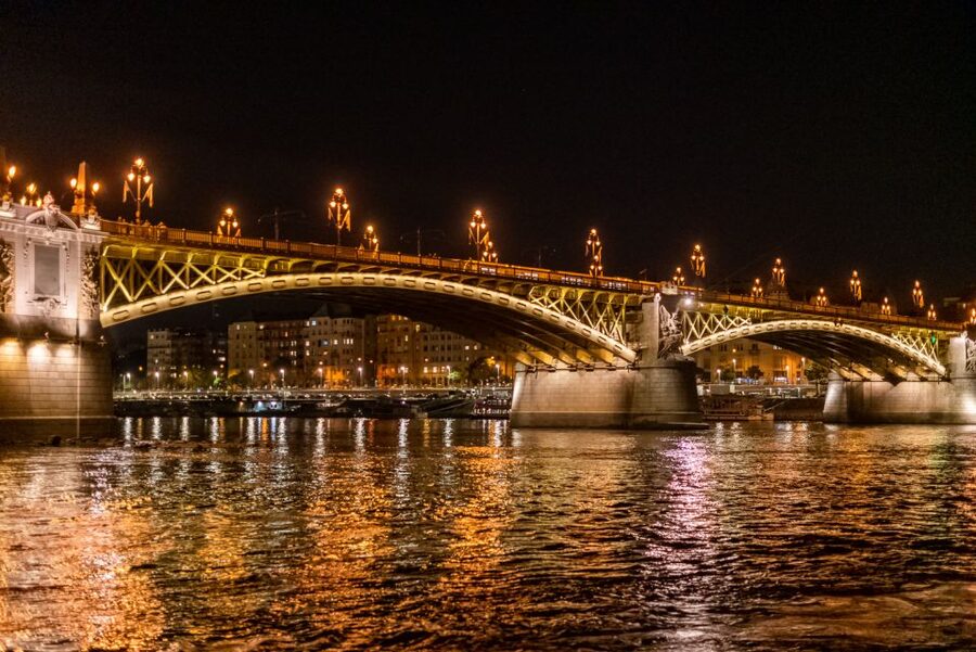 Budapest: Candlelit Dinner River Cruise with Live Music - Practical Tips for the Best Photos and a More Comfortable Evening