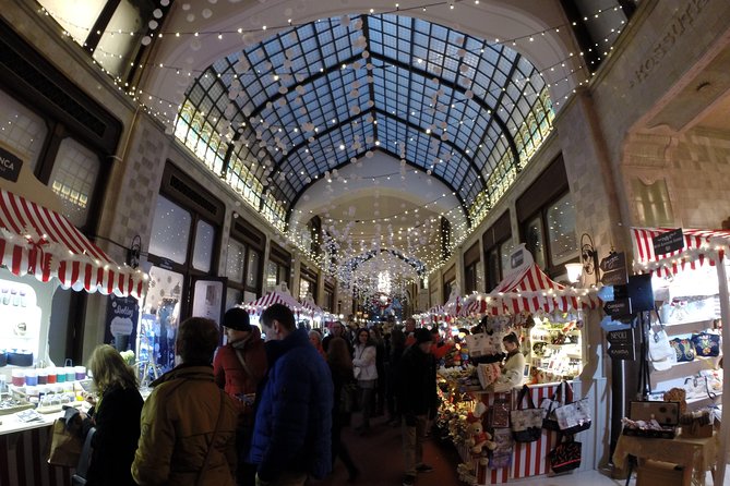 Budapest Christmas Walking Tour & Entry to St Stephen's Basilica - Entering St. Stephen’s Basilica: the timed visit that makes the difference
