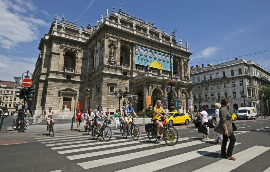 Budapest: City Bike Tour with Coffee Stop - Meeting at Yellow Zebra: the start is simple and central