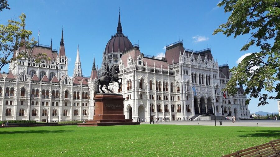 Budapest: City Center Walking Tour - St Stephen’s Basilica and the Mr. Safe moment on Pest streets