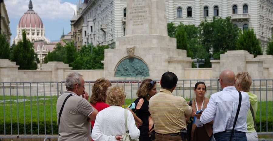Budapest: City Center Walking Tour - Duna Corso promenade: river views, bridges, and Pesti Vigado