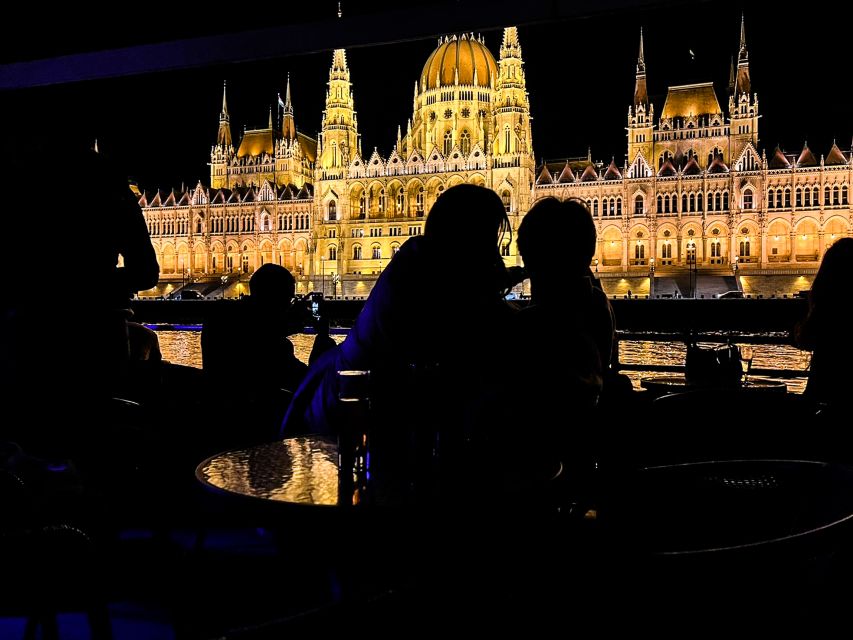 Budapest: City Highlights Sightseeing Cruise - The welcome drink and onboard bar: a small perk that changes the mood