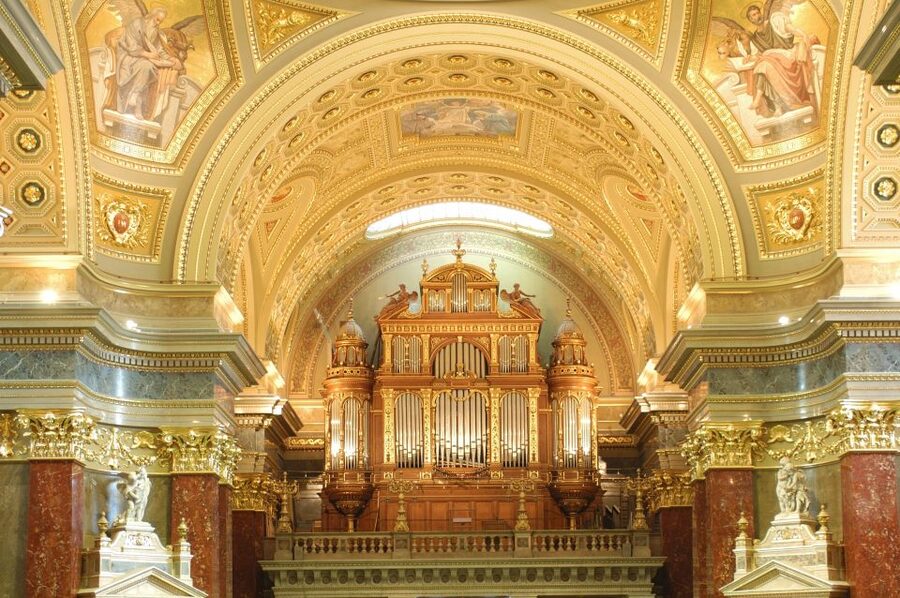 Budapest: Classical Music Concerts in St Stephen's Basilica - Arrival tips: meeting point confusion and the side door reality