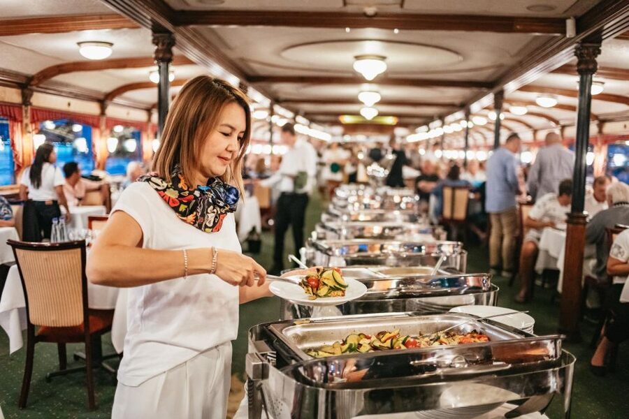 Budapest: Danube River Cruise with Dinner and Prosecco - Budapest Danube dinner cruise: why this works better than a bus night
