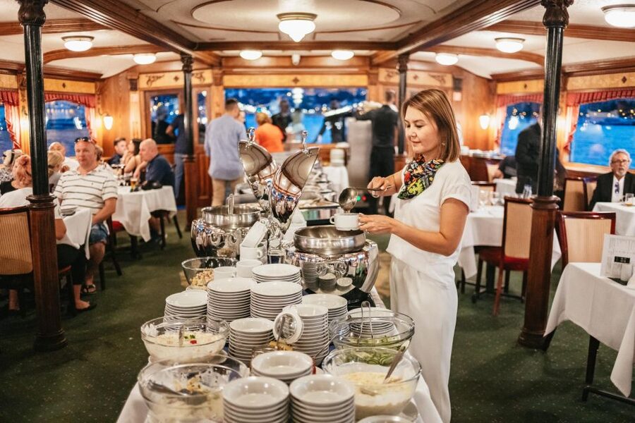 Budapest: Danube River Cruise with Dinner and Prosecco - Live music and dancers: what makes the entertainment feel real