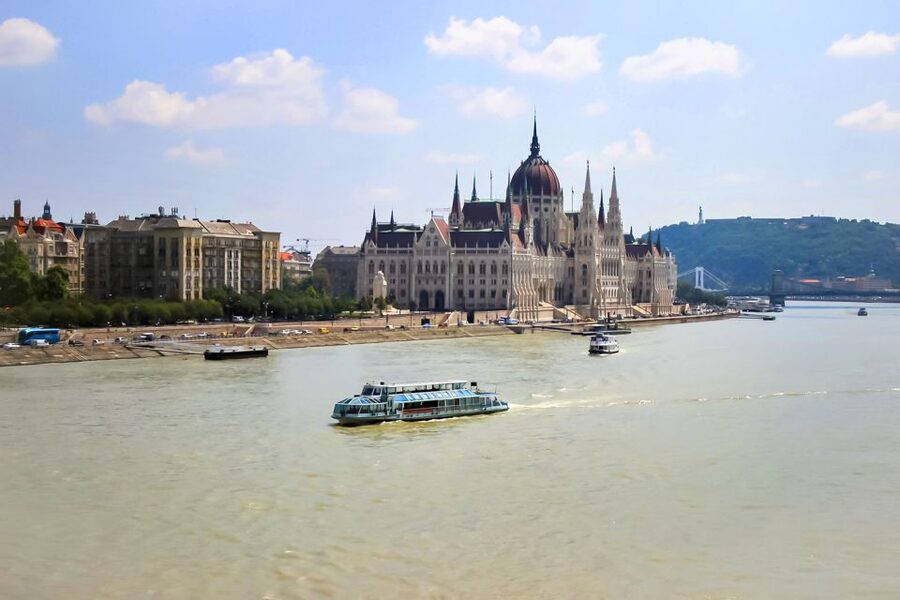 Budapest: Daytime Sightseeing Boat Cruise - Comfort and views: how the boat design affects your experience