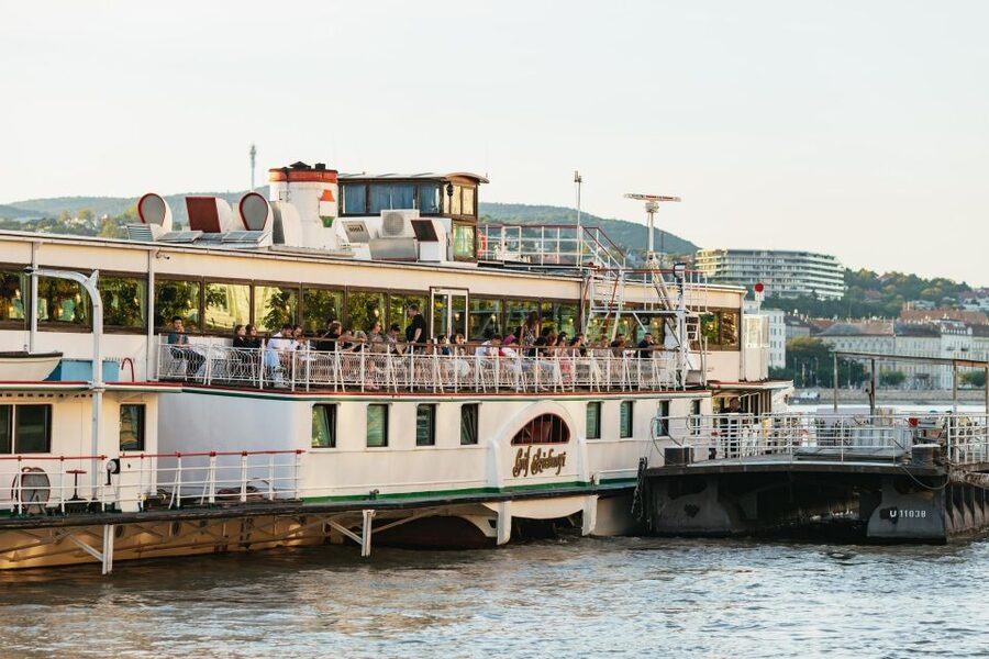 Budapest: Dinner Cruise with Live Music and Folk Dance Show - How the evening kicks off at Akadémia dock 2