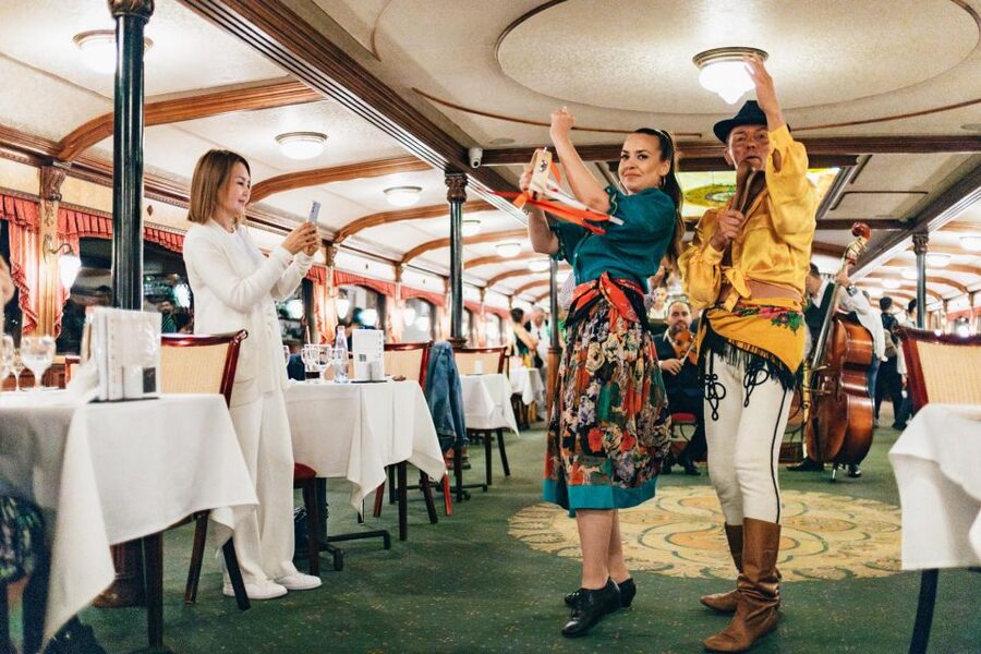 Budapest: Dinner Cruise with Live Music and Folk Dance Show - The Hungarian buffet dinner: what’s on the unlimited table