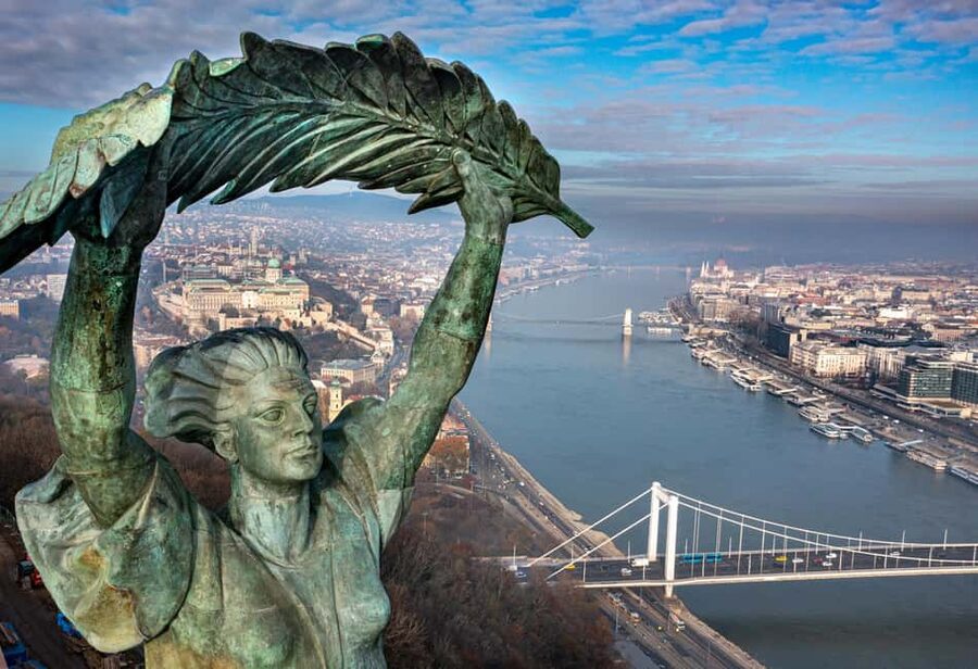 Budapest: Downtown gems of Pest - Meeting at Vértanúk tere: where the tour starts off calm