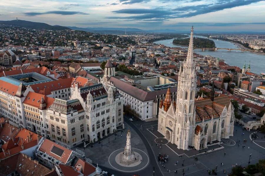 Budapest: Downtown gems of Pest - Hungarian Parliament Building and Kossuth Square: the postcard that means something