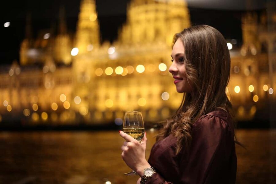 Budapest: Drink & Piano Show - A candlelit Danube cruise with piano and Budapest lights