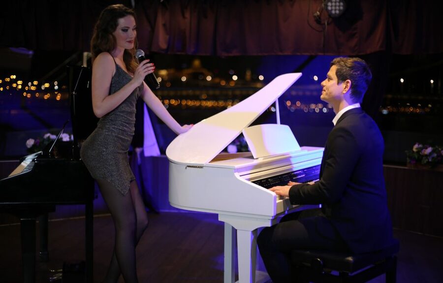Budapest: Drink & Piano Show - The live show: two pianists and a singer, not just background music