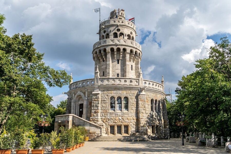Budapest: Elisabeth Tower Visit by Chairlift & Transport - What your guide focuses on: history, hills, and the expensive-houses view