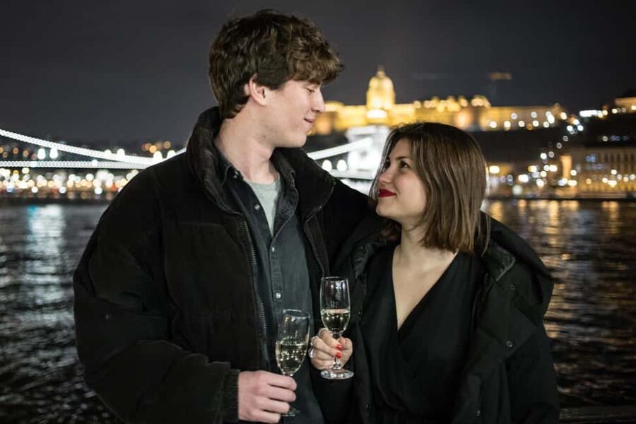 Budapest: Evening Cruise including Drink Options - Drinks on Board: Packages, Service Style, and Seating Strategy
