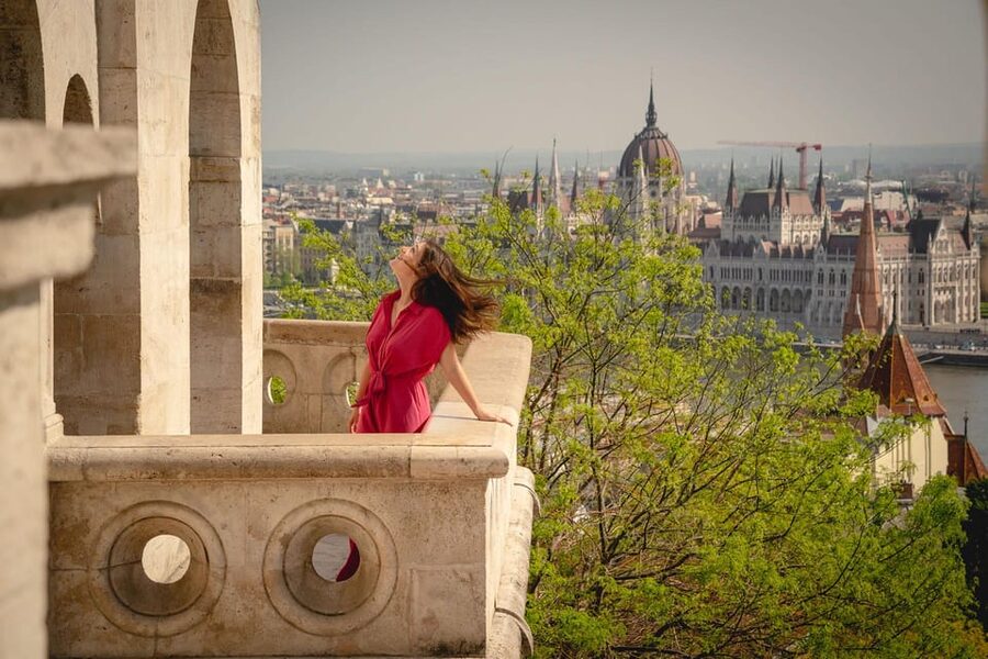 Budapest: Fast Private Photoshoot at Fisherman's Bastion - Edited Pictures in 3 Working Days (and Why Manual Editing Matters)