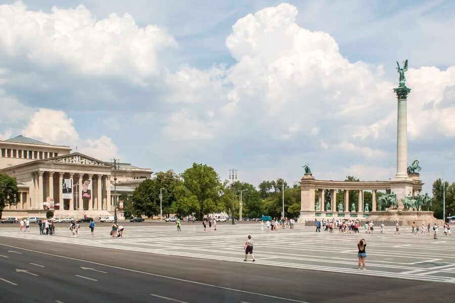 Budapest: Floating Bus Tour by Land and Water - Where you meet: Széchenyi István Square, right by Toiko Budapest