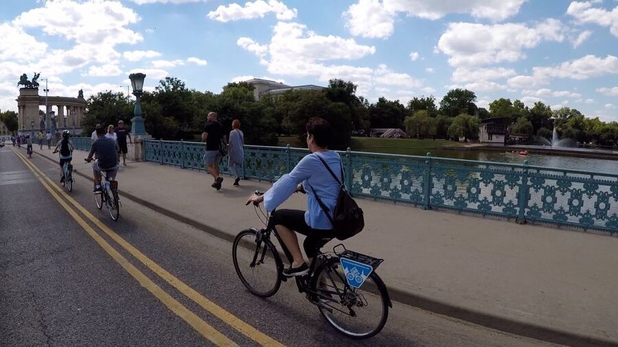 Budapest: Guided Bike & E-bike Tour with a Goulash - Chain Bridge and Castle Hill: the river crossing that flips the mood