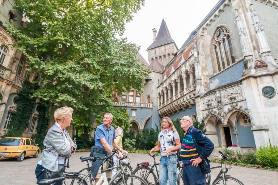 Budapest: Guided City Discovery Bike Tour - Jewish Quarter highlights: Big Synagogue area and Chain Bridge photo moments