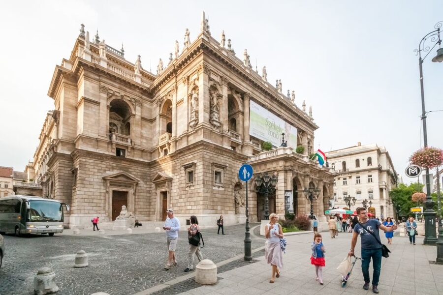 Budapest: Guided City Discovery Bike Tour - How the guide keeps the ride human and not robotic