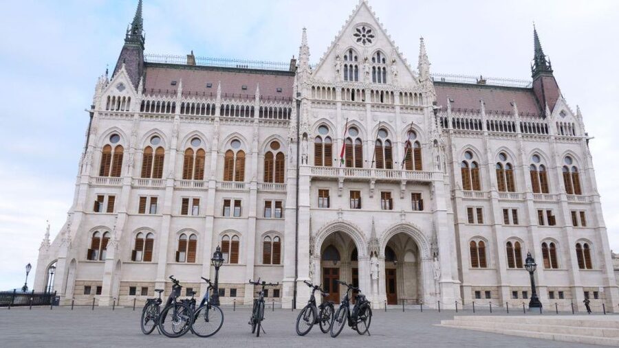Budapest: Guided E-Bike Sightseeing Tour - St. Stephen’s Basilica and the Big Landmark Moment in the Middle of the Ride