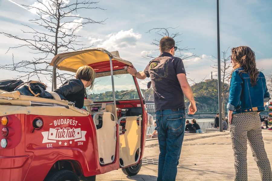 Budapest: Half-Day Exclusive Highlights Private Tour - The route rhythm: Pest viewpoints, crossing to Buda, and photo time